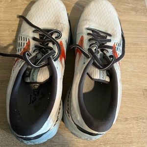 Brooks walking shoes